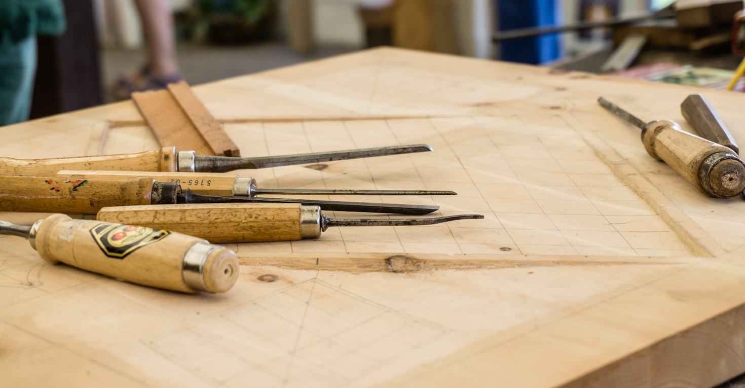 Werkzeuge, die jede Holzhandwerkerin braucht